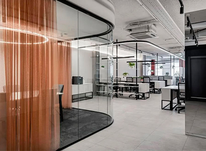 能滿足功能需求且明亮的辦公室裝修設(shè)計(jì)空間是如何打造的——俄羅斯科技公司